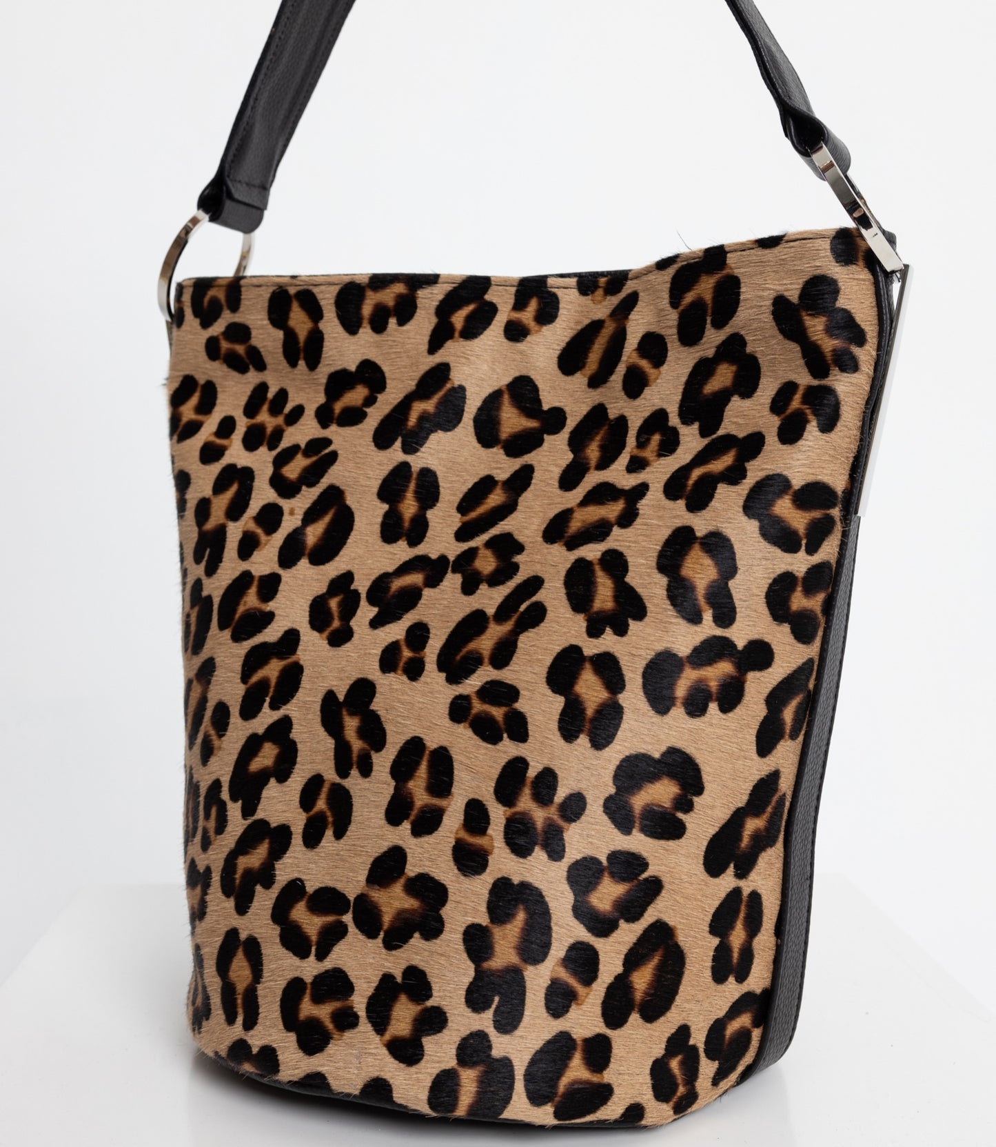 SANDRA BUCKETBAG (animal print ponyskin/black dolaro genuine leather)