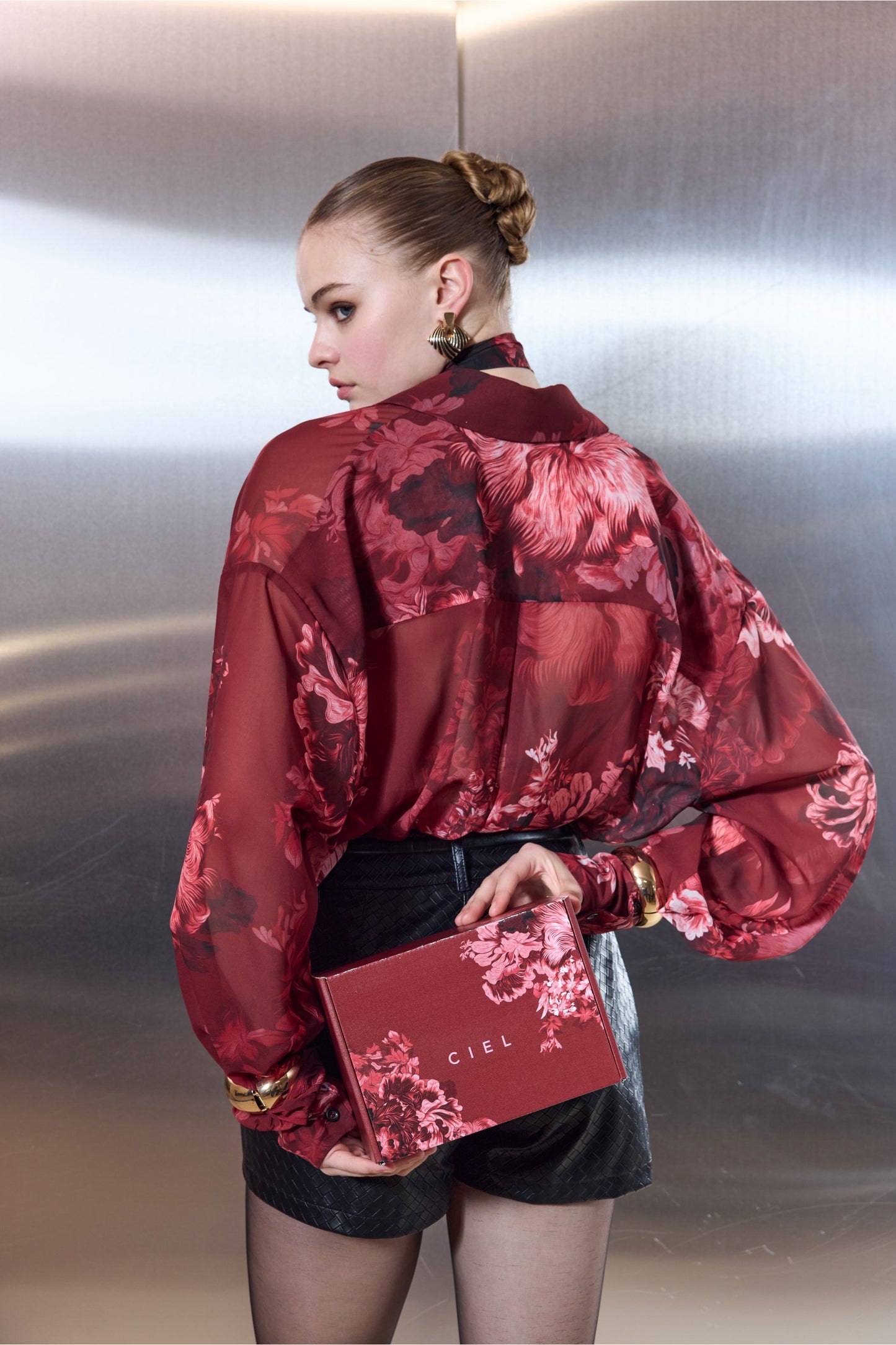 X-MAS GIFT BOX: OVERSIZED FESTIVE SHIRT & SCARF & SOYA NATURAL CANDLE & PREMIUM BOX