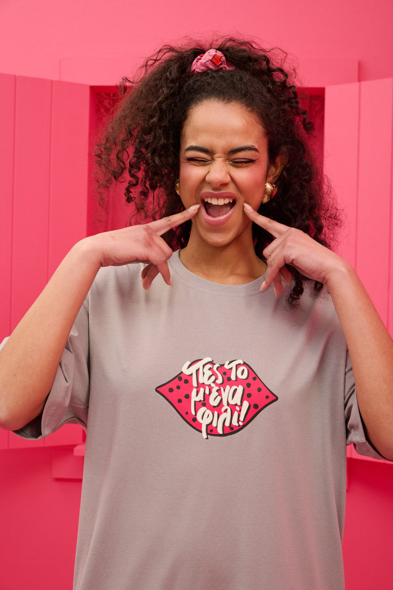 Reina T-shirt Dress “Πες Το Μ΄ένα Φιλί” Γκρι Κοντομάνικο Φόρεμα με Τσέπες & Ζώνη Petit Boutik
