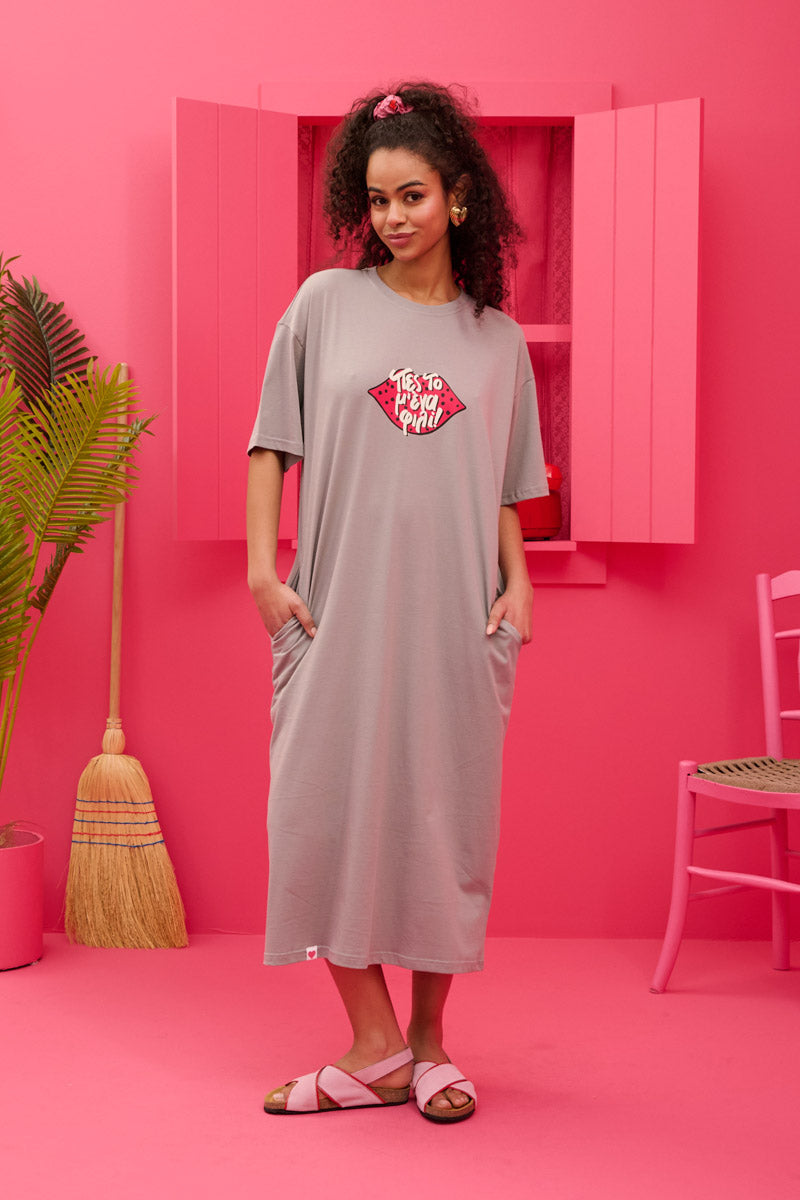 Reina T-shirt Dress “Πες Το Μ΄ένα Φιλί” Γκρι Κοντομάνικο Φόρεμα με Τσέπες & Ζώνη Petit Boutik