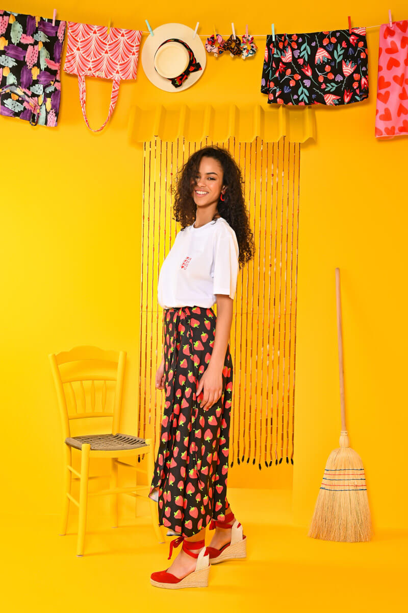 Silia Wrap Skirt Red Strawberries Μαύρη Δετή Φούστα