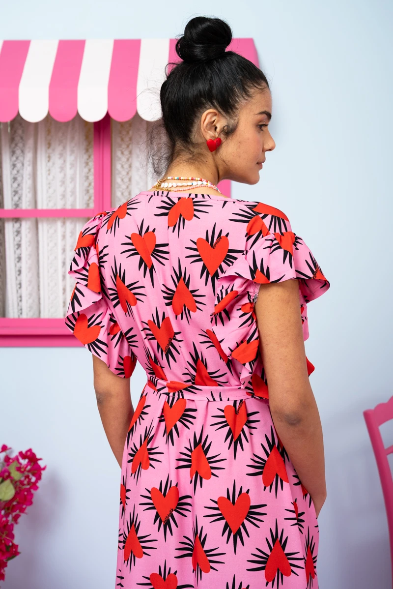 Betty Dress Pink Hearts Red Spikes Frill Sleeves Φόρεμα με Ζώνη & Τσέπες Petit Boutik