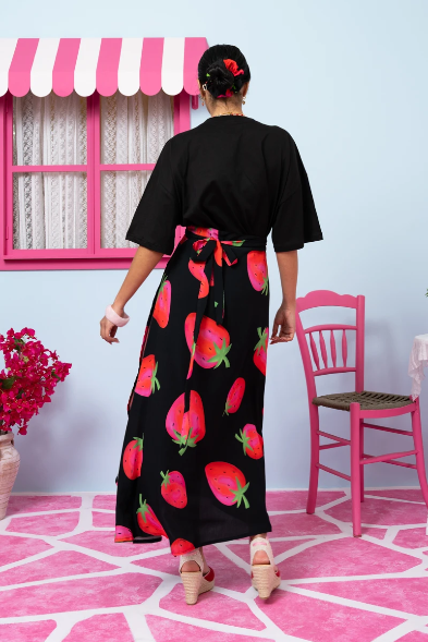 Klara Wrap Skirt Vis Black Big Strawberries Δετή Φούστα Petit Boutik