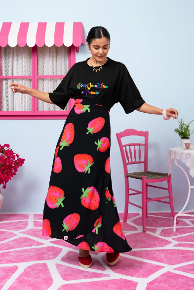 Klara Wrap Skirt Vis Black Big Strawberries Δετή Φούστα Petit Boutik