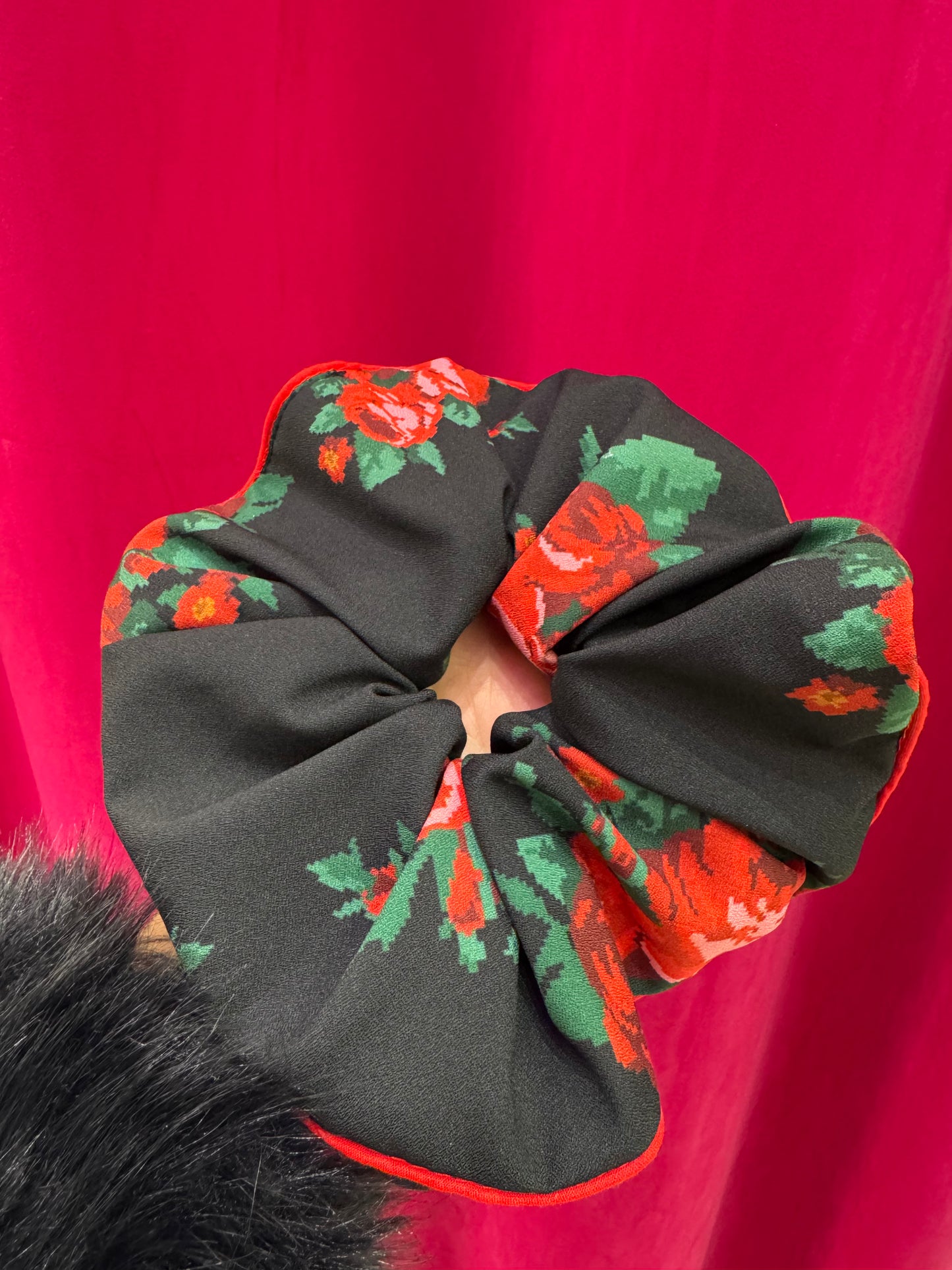Girls & Roses XXL Scrunchie