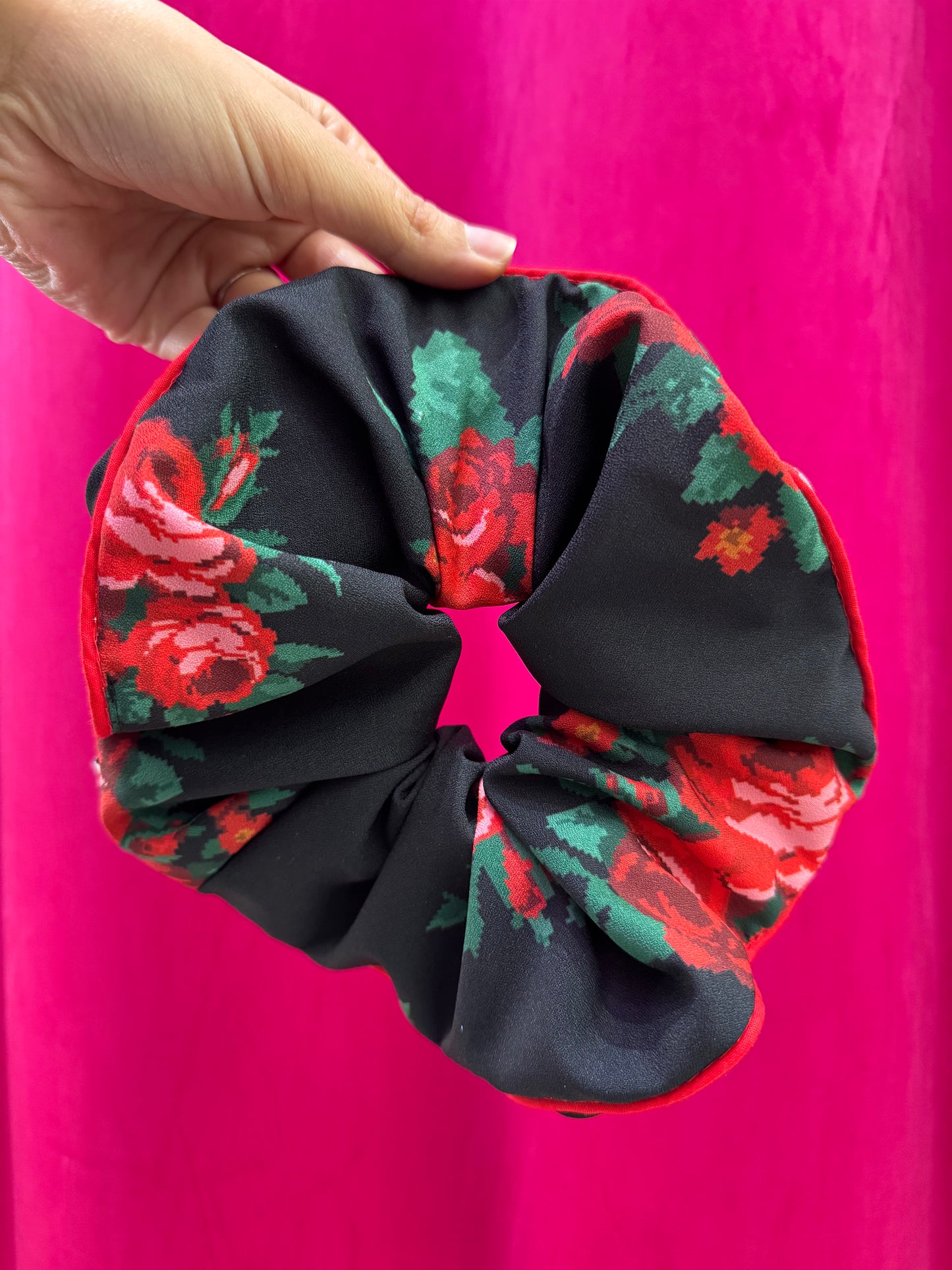 Girls & Roses XXL Scrunchie