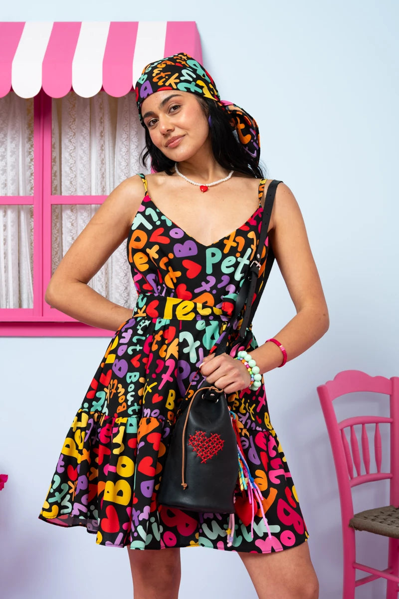 Beverly Short Dress Black Multi Petit Letters Τιραντέ Φόρεμα με Ζώνη & Τσέπες Petit Boutik