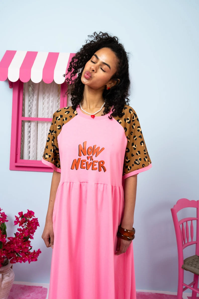 Kali Reglan T-shirt Long Dress Ροζ Leopar “Now or Never” Κοντομάνικο Φόρεμα Petit Boutik