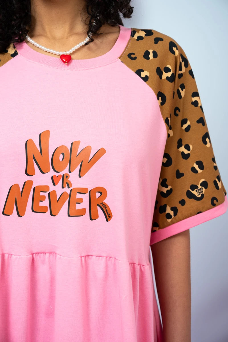 Kali Reglan T-shirt Long Dress Ροζ Leopar “Now or Never” Κοντομάνικο Φόρεμα Petit Boutik