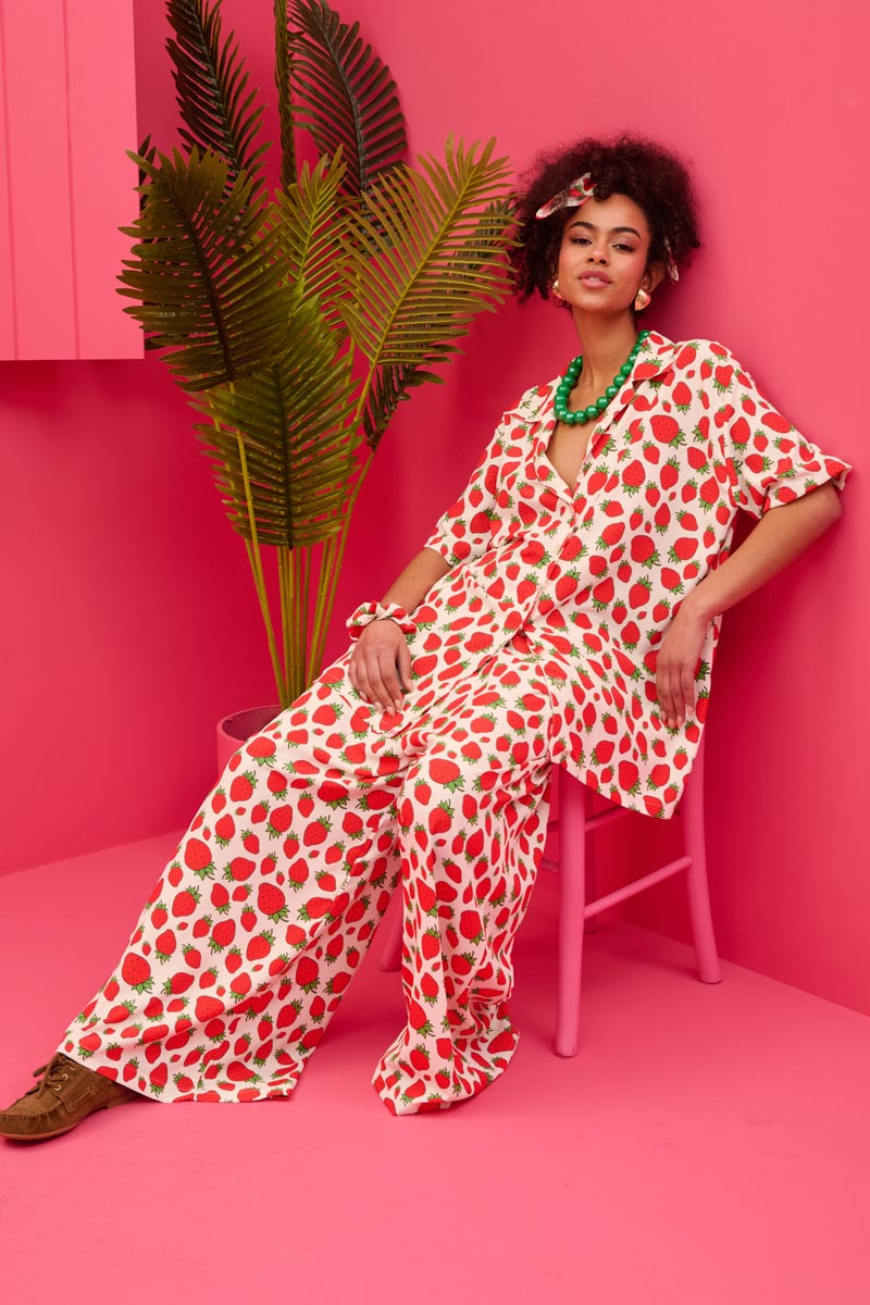 Maya Shirt White Strawberries Oversized Πουκάμισο Petit Boutik