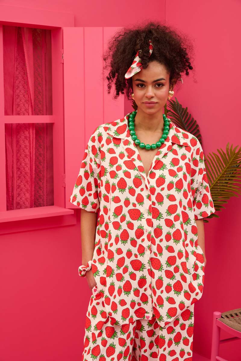 Maya Shirt White Strawberries Oversized Πουκάμισο Petit Boutik