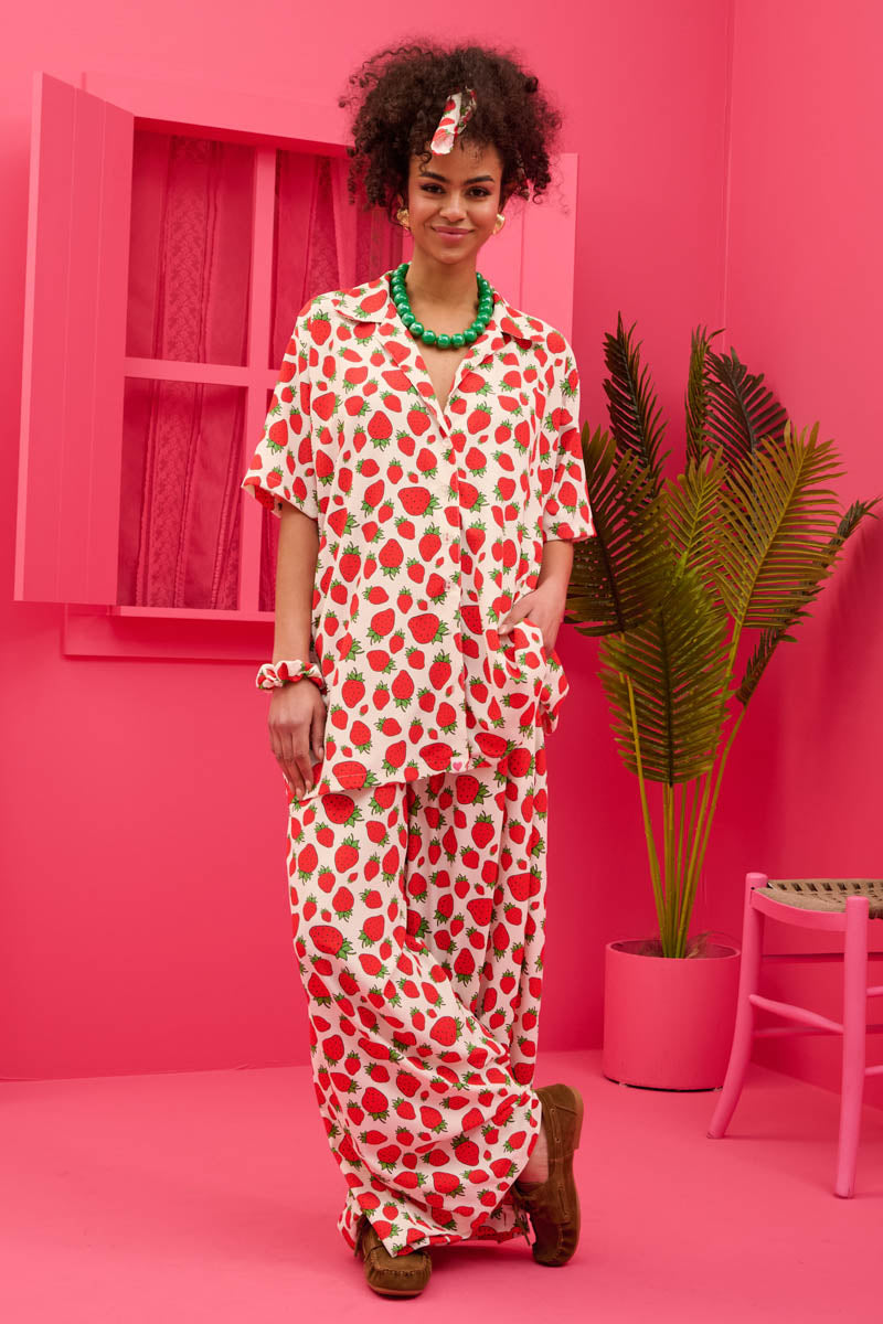 Maya Shirt White Strawberries Oversized Πουκάμισο Petit Boutik