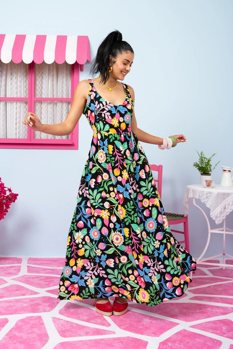 Naya Dress Vis Black Strawberries Forest Εξώπλατο Με Δέσιμο Τιραντέ Φόρεμα & Τσέπες Petit Boutik