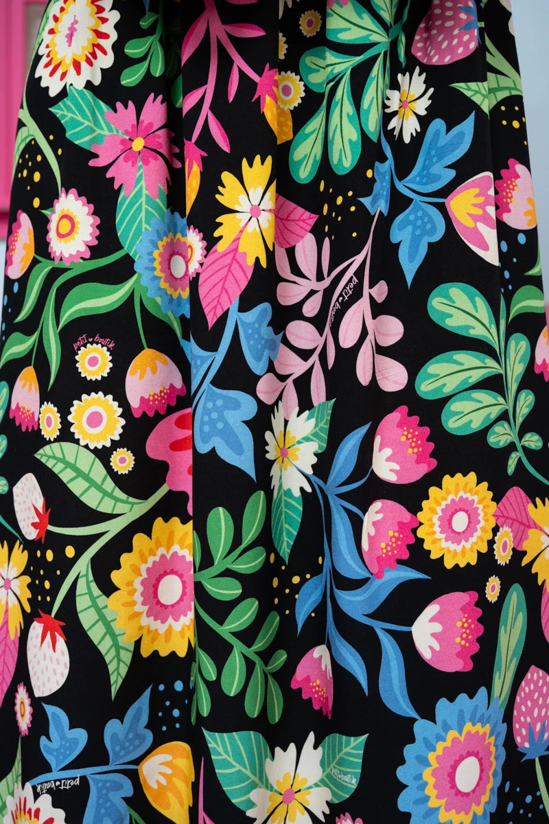 Naya Dress Vis Black Strawberries Forest Εξώπλατο Με Δέσιμο Τιραντέ Φόρεμα & Τσέπες Petit Boutik