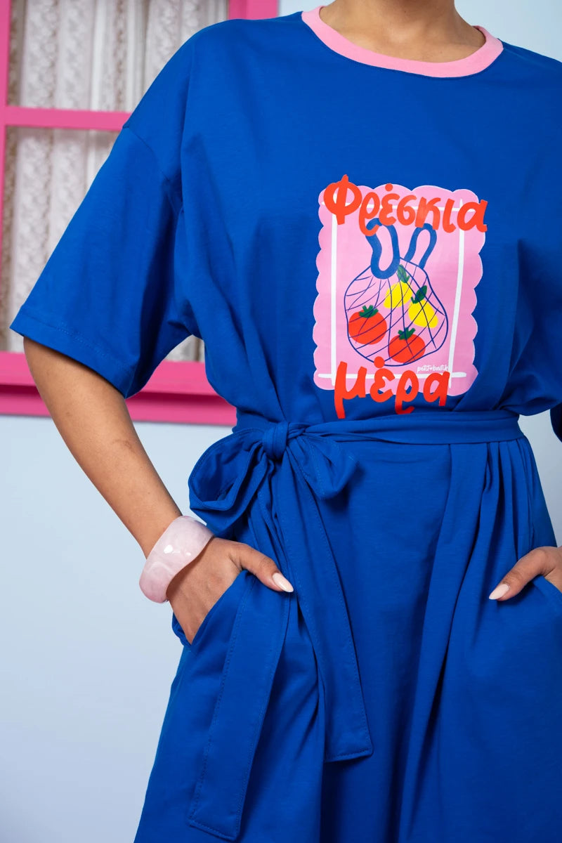 Reina T-shirt Dress “Φρέσκια Μέρα” Μπλε Κοντομάνικο Φόρεμα με Τσέπες & Ζώνη Petit Boutik