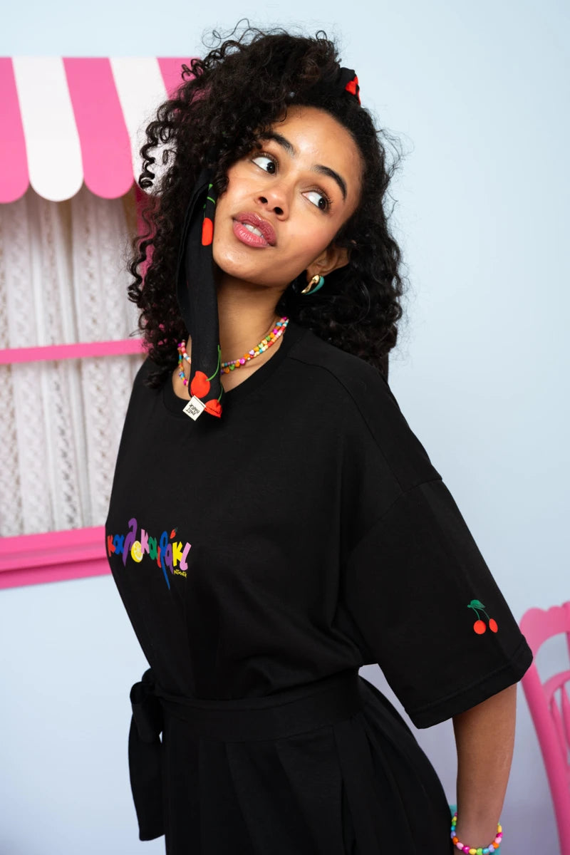 Reina T-shirt Dress “Καλοκαιράκι” Μαύρο Κοντομάνικο Φόρεμα με Τσέπες & Ζώνη Petit Boutik