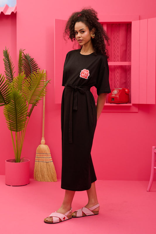 Reina T-shirt Dress “Όλα Θα Πάνε Καλά” Μαύρο Κοντομάνικο Φόρεμα με Τσέπες & Ζώνη Petit Boutik