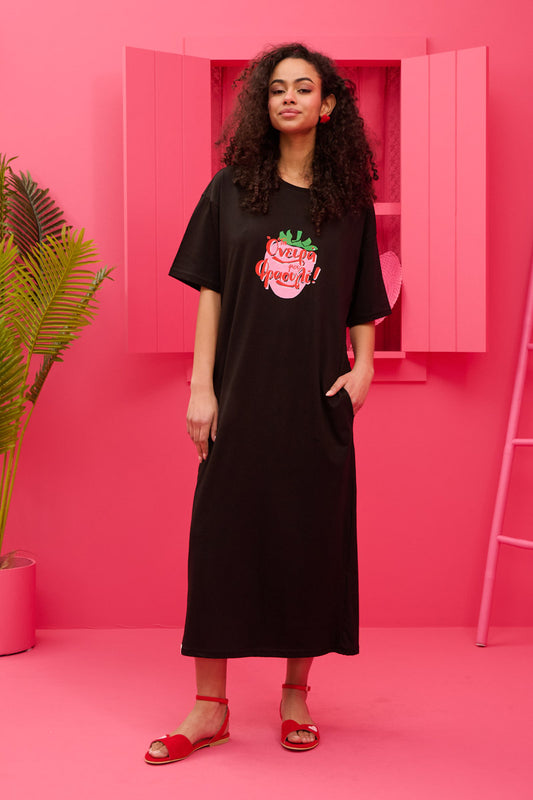 Reina T-shirt Dress “Όνειρά Μου Φραουλί” Μαύρο Κοντομάνικο Φόρεμα με Τσέπες & Ζώνη Petit Boutik