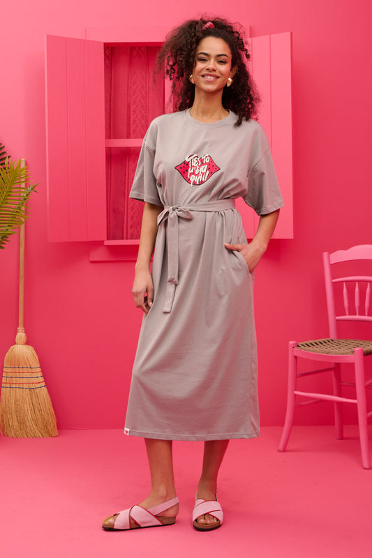 Reina T-shirt Dress “Πες Το Μ΄ένα Φιλί” Γκρι Κοντομάνικο Φόρεμα με Τσέπες & Ζώνη Petit Boutik