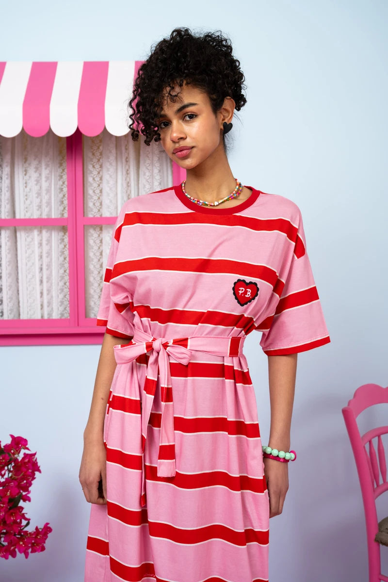 Reina T-shirt Dress Red Pink Stripes Με Κέντημα Καρδιά Κοντομάνικο Φόρεμα με Τσέπες & Ζώνη Petit Boutik
