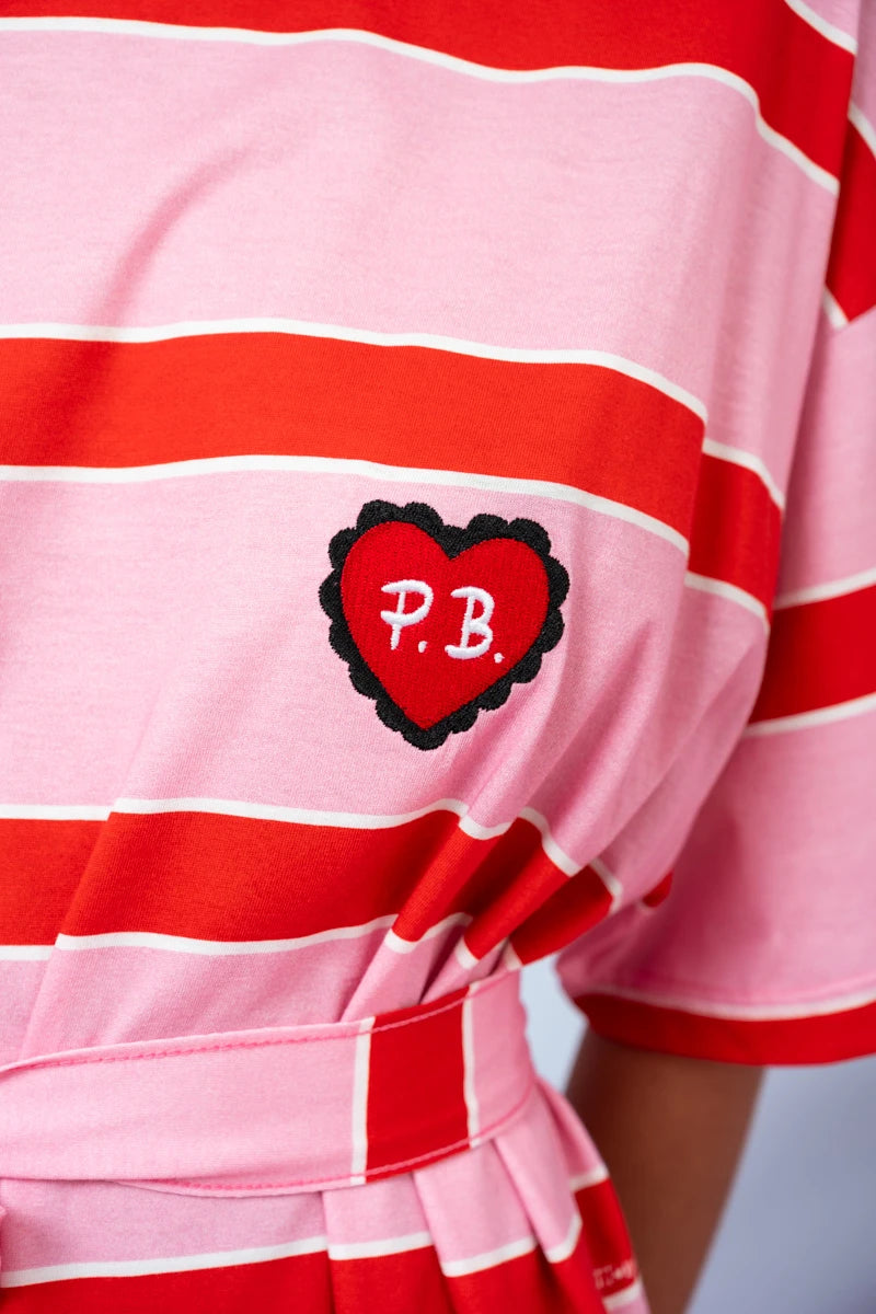 Reina T-shirt Dress Red Pink Stripes Με Κέντημα Καρδιά Κοντομάνικο Φόρεμα με Τσέπες & Ζώνη Petit Boutik