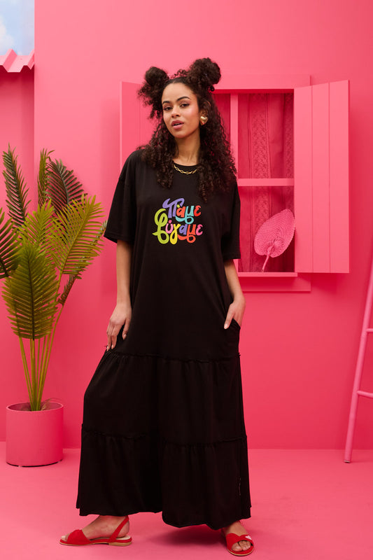Rio T-shirt Frill Dress “Πάμε Φύγαμε” Μαύρο Κοντομάνικο Φόρεμα με Τσέπες & Ζώνη Petit Boutik