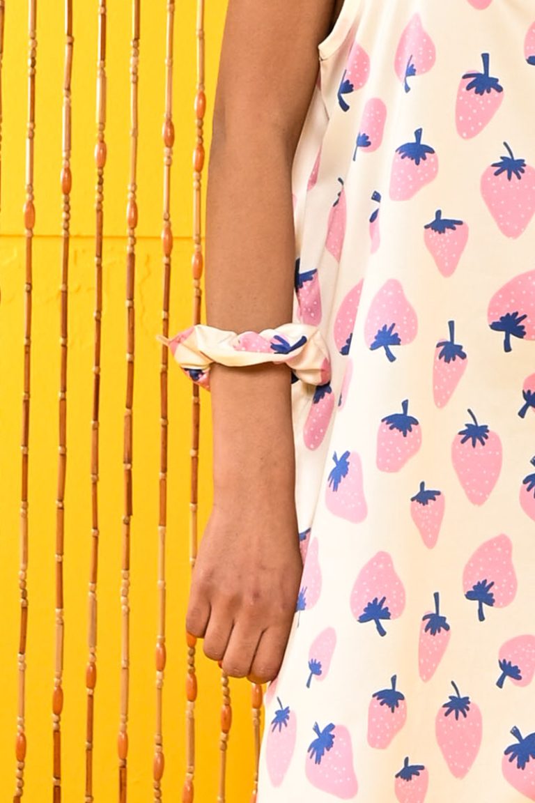 White Pink Strawberries Scrunchie Σούρα Μαλλιών Petit Boutik
