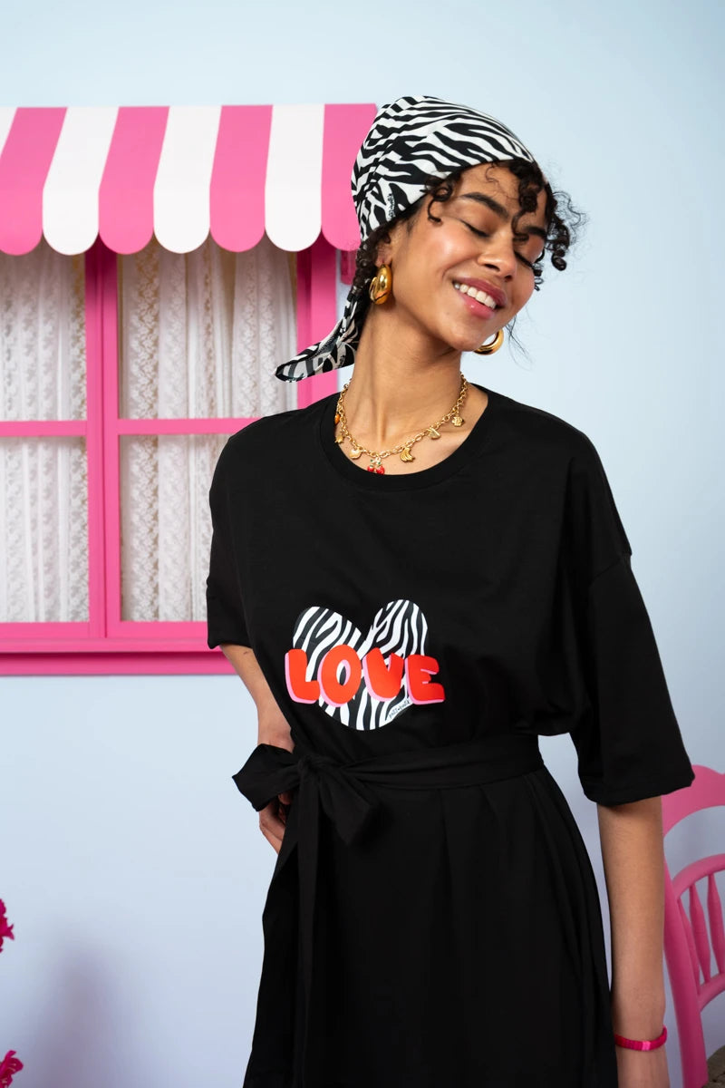 Yama T-shirt Frill Dress “Love” Μαύρο Κοντομάνικο Φόρεμα με Ζώνη Petit Boutik